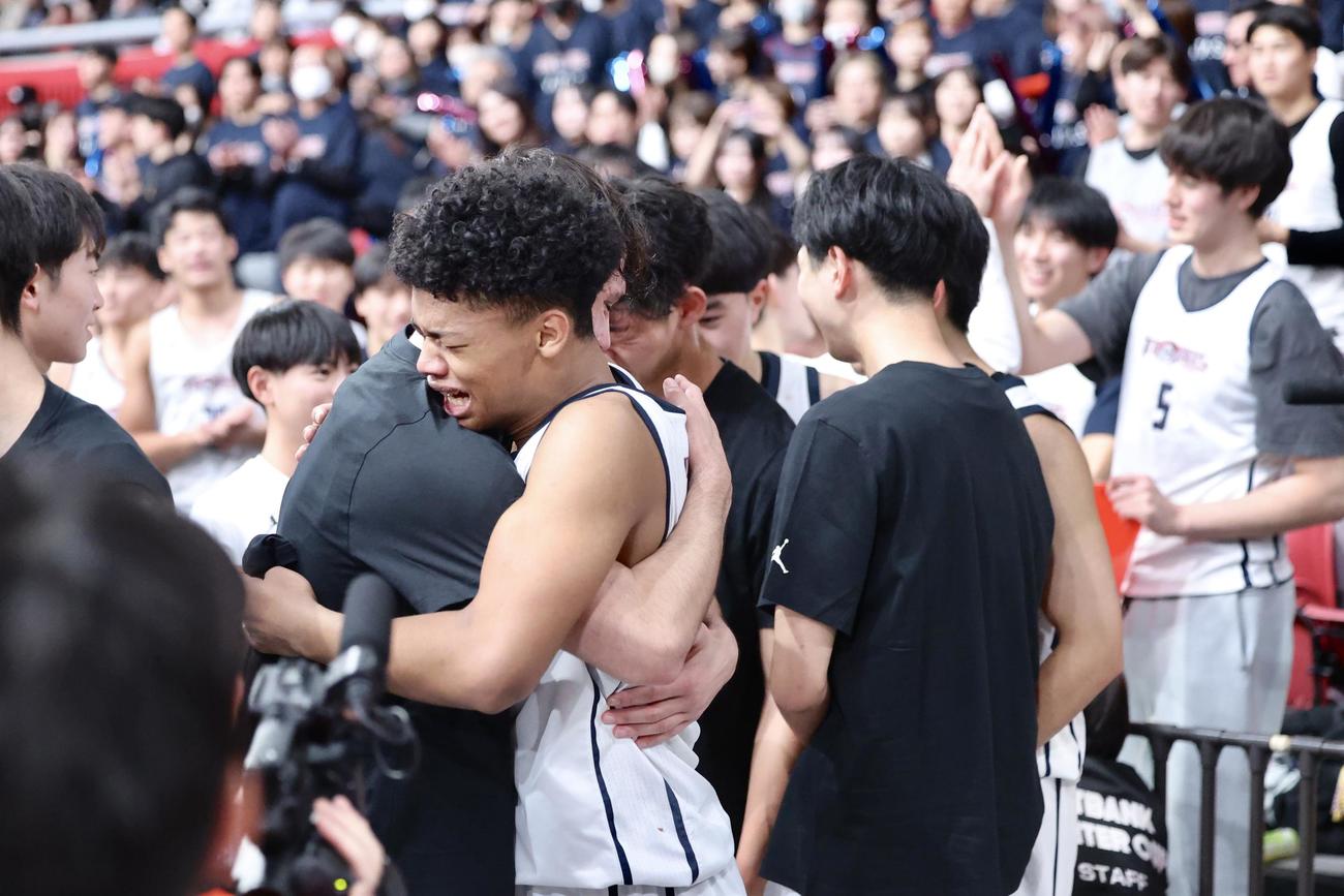 福岡大大濠対東山　男子優勝を決め歓喜する福岡大大濠の選手たち（撮影・河田真司）