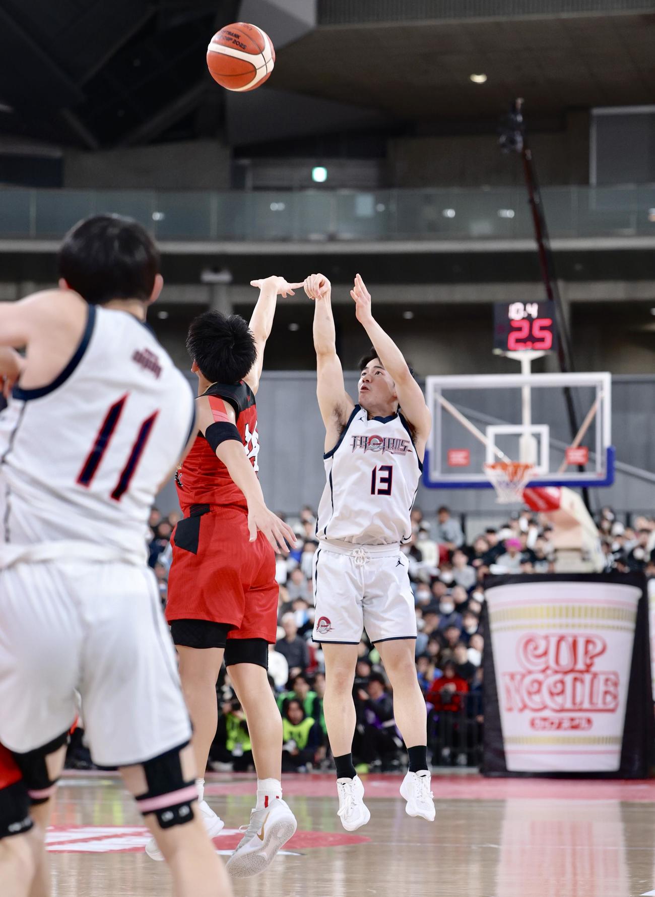 福岡大大濠対東山　第1Q、シュートを放つ福岡大大濠・榎木（右）（撮影・河田真司）