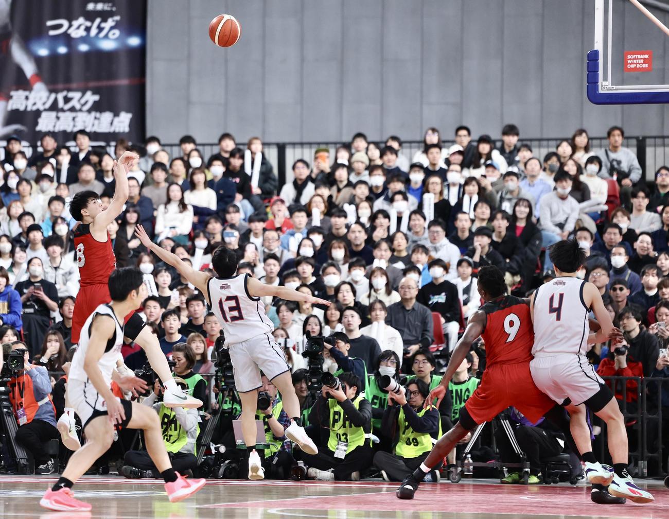 福岡大大濠対東山　第1Q、シュートを放つ東山・中村（左）（撮影・河田真司）