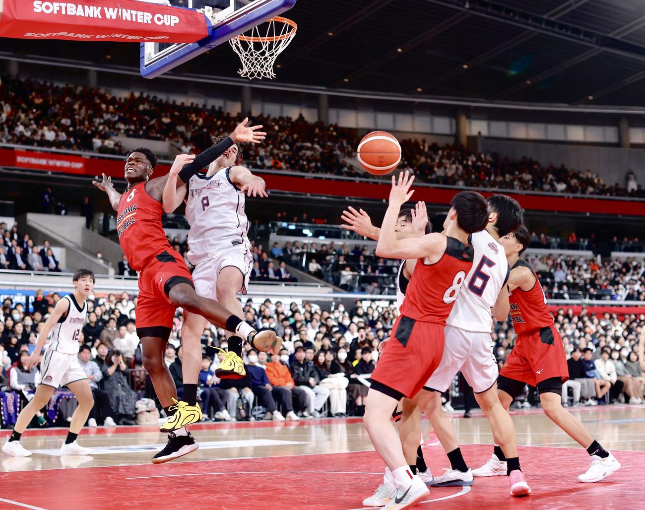 福岡大大濠対東山　第3Q、ブロックされる東山・カンダ・マビカ・サロモン（左）（撮影・河田真司）