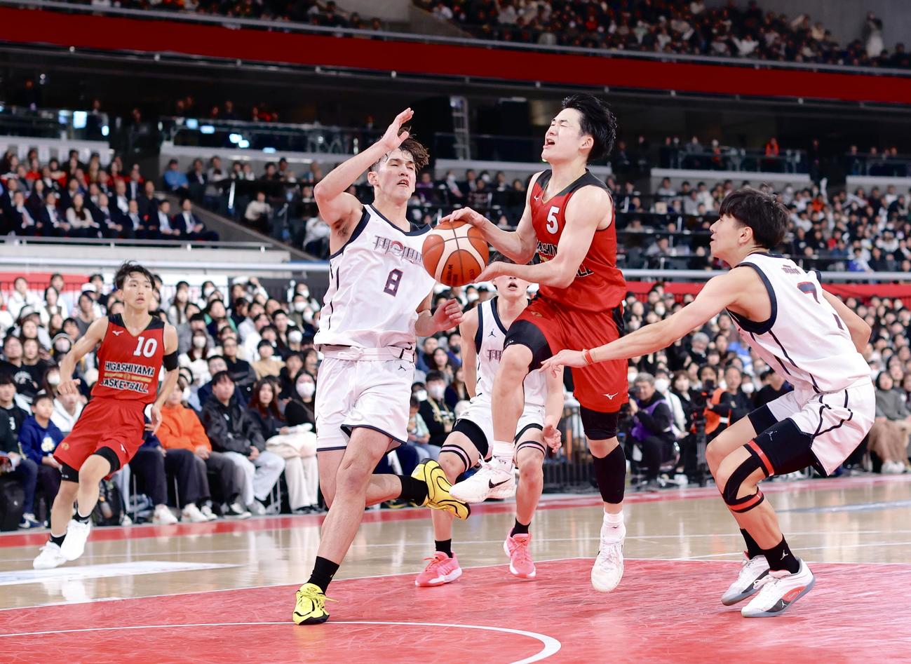福岡大大濠対東山　第3Q、ドリブルで攻め込む東山・佐藤（右から2人目）（撮影・河田真司）