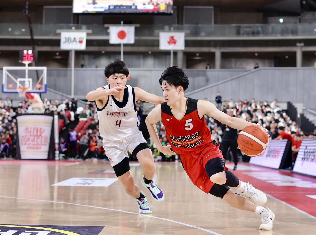 福岡大大濠対東山　第3Q、ドリブルで攻め込む東山・佐藤（右）（撮影・河田真司）