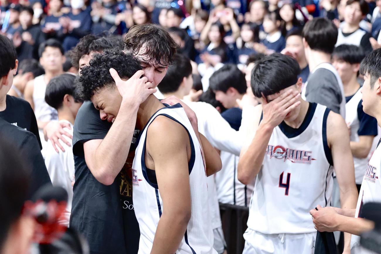 福岡大大濠対東山　男子優勝を決め歓喜する福岡大大濠の選手たち（撮影・河田真司）