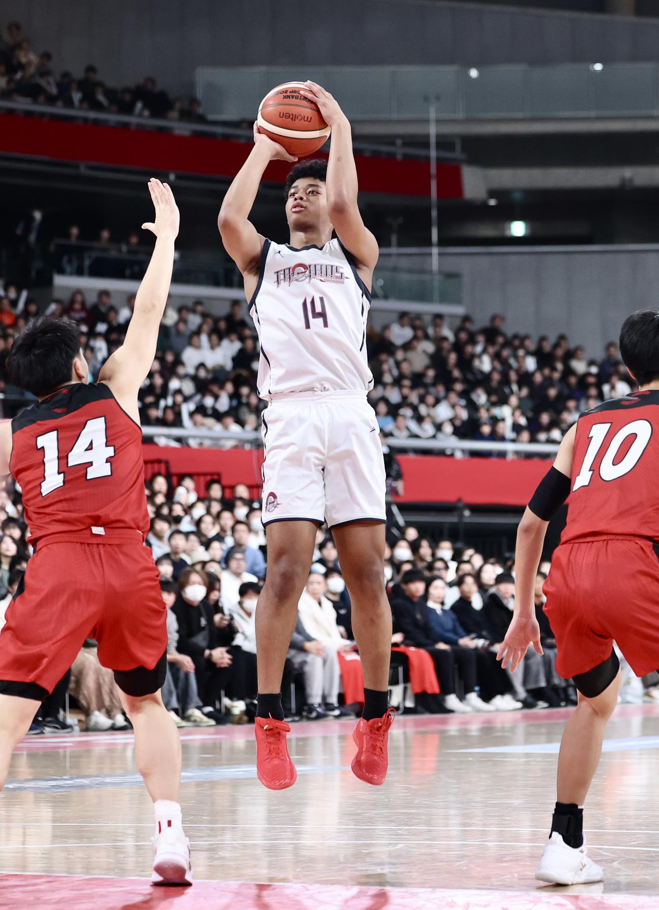 福岡大大濠対東山　第1Q、シュートを放つ福岡大大濠・本田（撮影・河田真司）