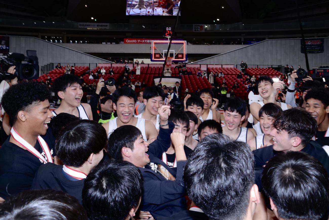 男子優勝を果たし、選手たちと喜ぶ福岡大大濠・片峯ヘッドコーチ（中央）（撮影・河田真司）