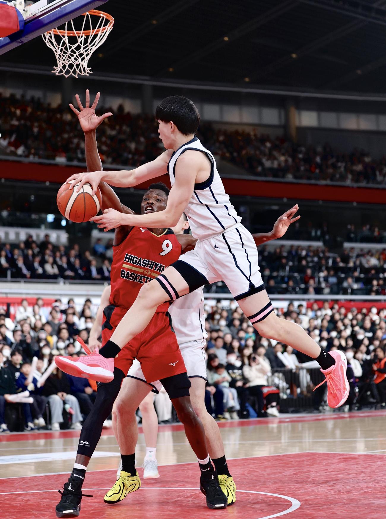 福岡大大濠対東山　第1Q、ボールを回す福岡大大濠・桜井（撮影・河田真司）