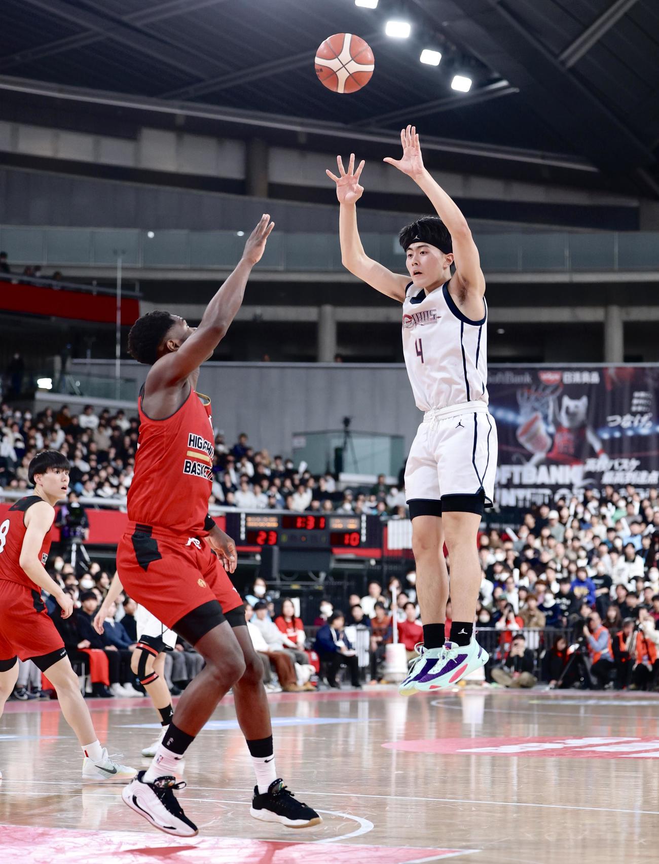 福岡大大濠対東山　第1Q、ボールを回す福岡大大濠・勝又（右）（撮影・河田真司）