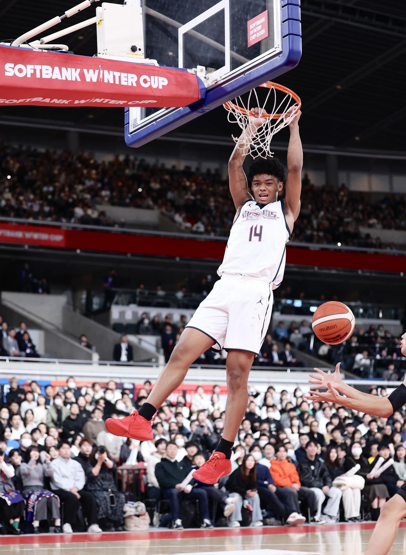 福岡大大濠対東山　第2Q、ダンクを決める福岡大大濠・本田（撮影・河田真司）