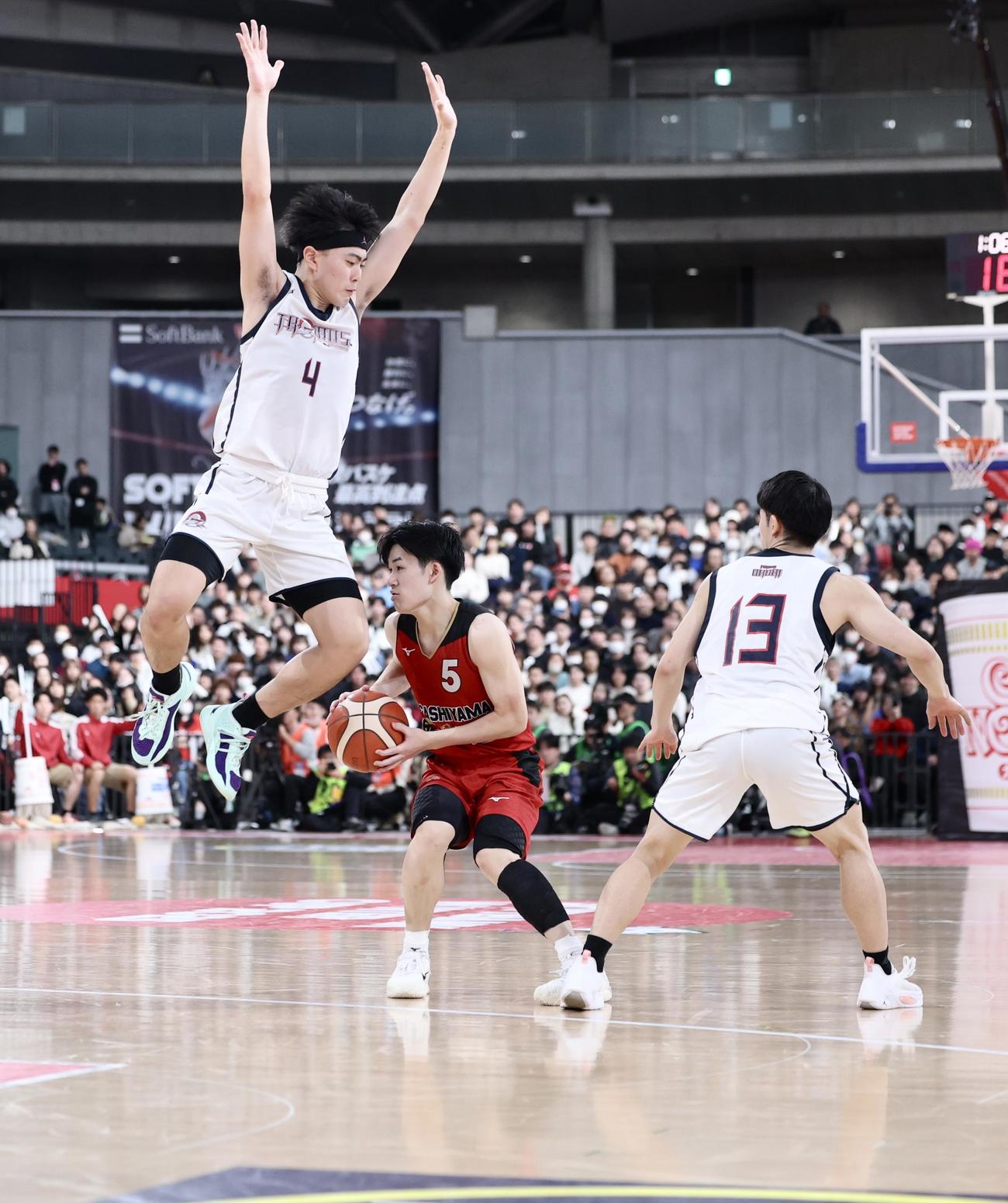 福岡大大濠対東山　第4Q、ディフェンスする福岡大大濠・勝又（左）（撮影・河田真司）