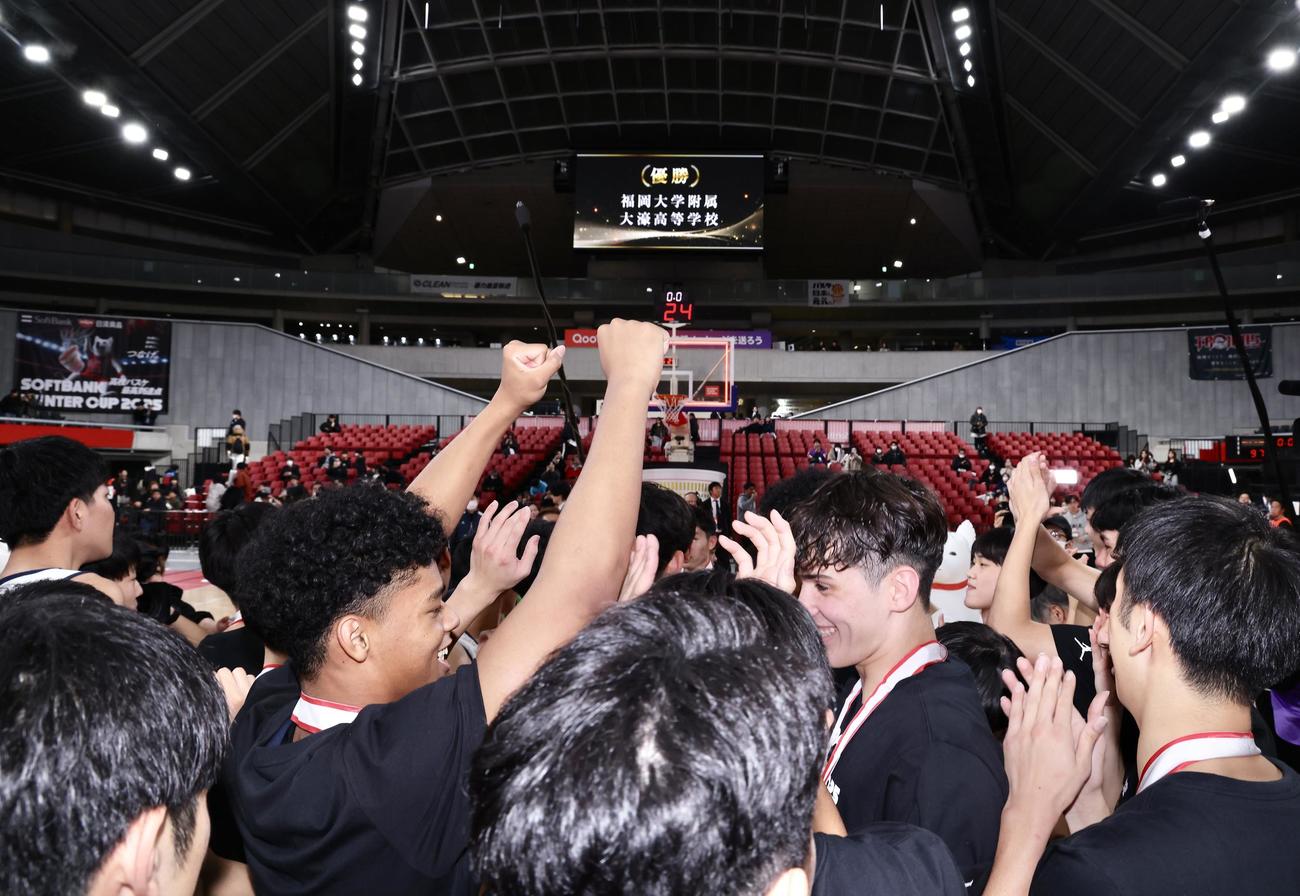 男子優勝を果たし、歓喜する福岡大大濠の選手たち（撮影・河田真司）