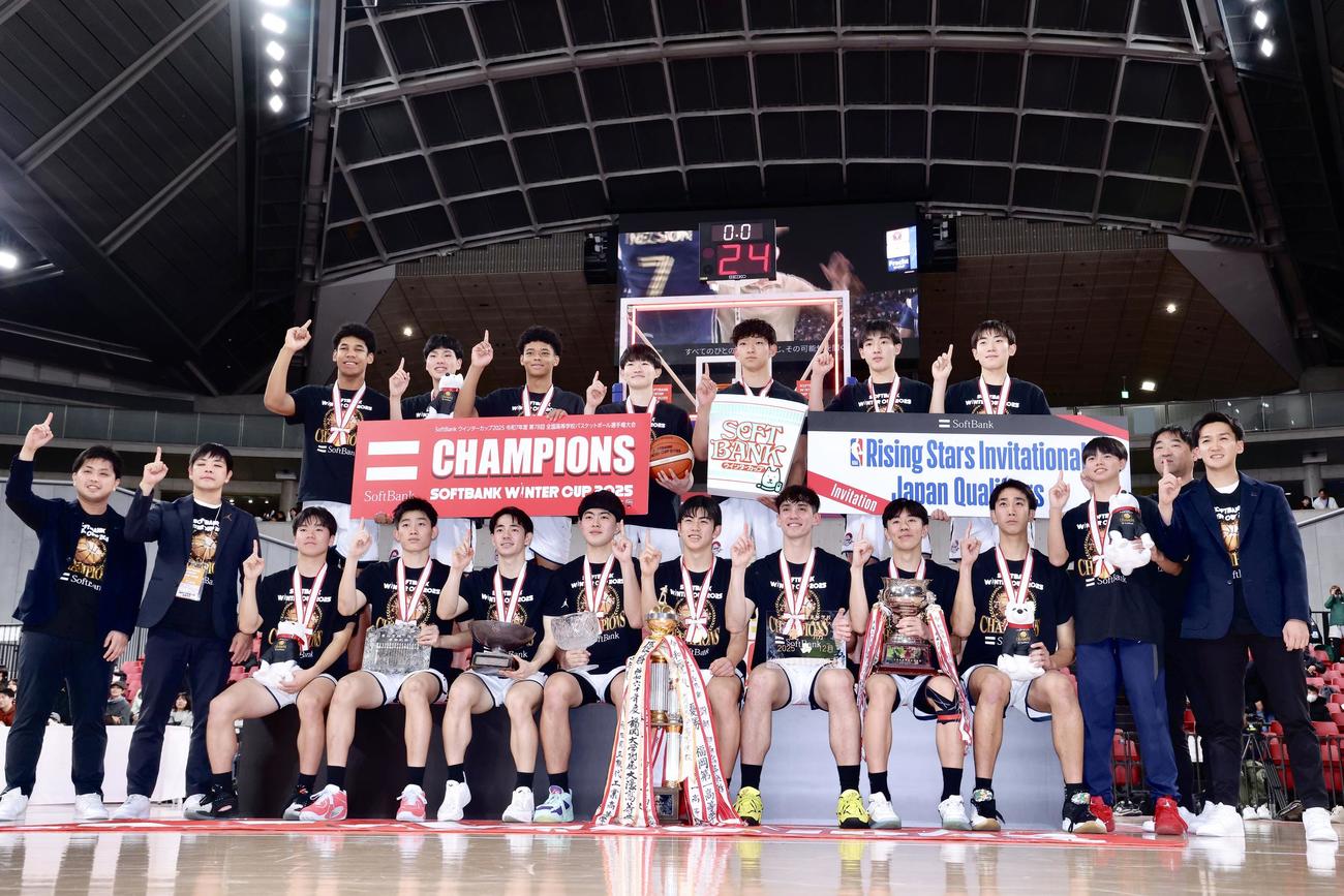 男子優勝を果たし集合写真に納まる福岡大大濠（撮影・河田真司）