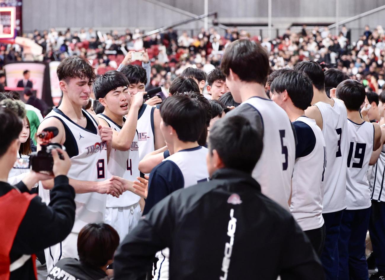 男子優勝を果たし、仲間たちと喜ぶ福岡大大濠の選手たち（撮影・河田真司）