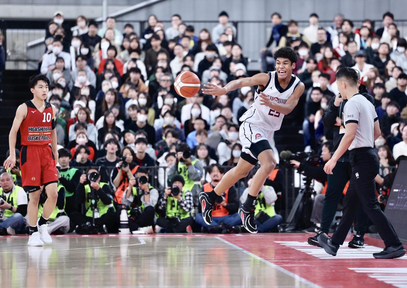 福岡大大濠対東山　第3Q、ボールを回す福岡大大濠・白谷（右）（撮影・河田真司）