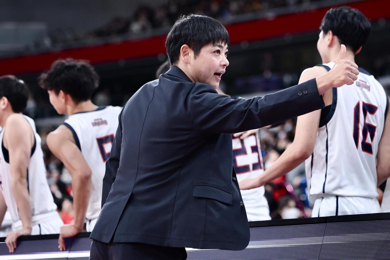 福岡大大濠対東山　男子優勝を果たす福岡大大濠・片峯ヘッドコーチ（撮影・河田真司）