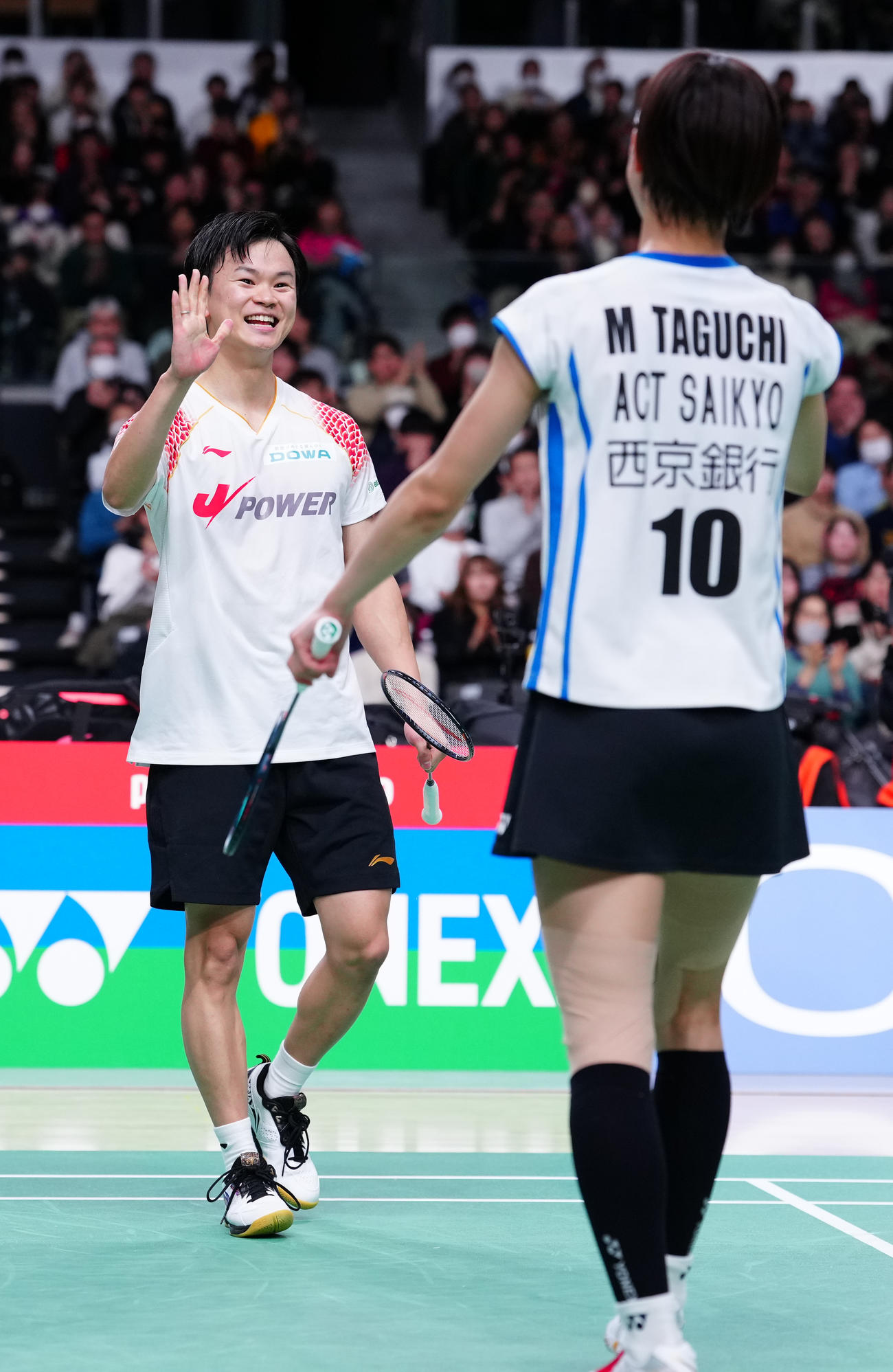 混合ダブルスで優勝し、タッチを交わす渡辺（左）、田口組（撮影・鈴木みどり）