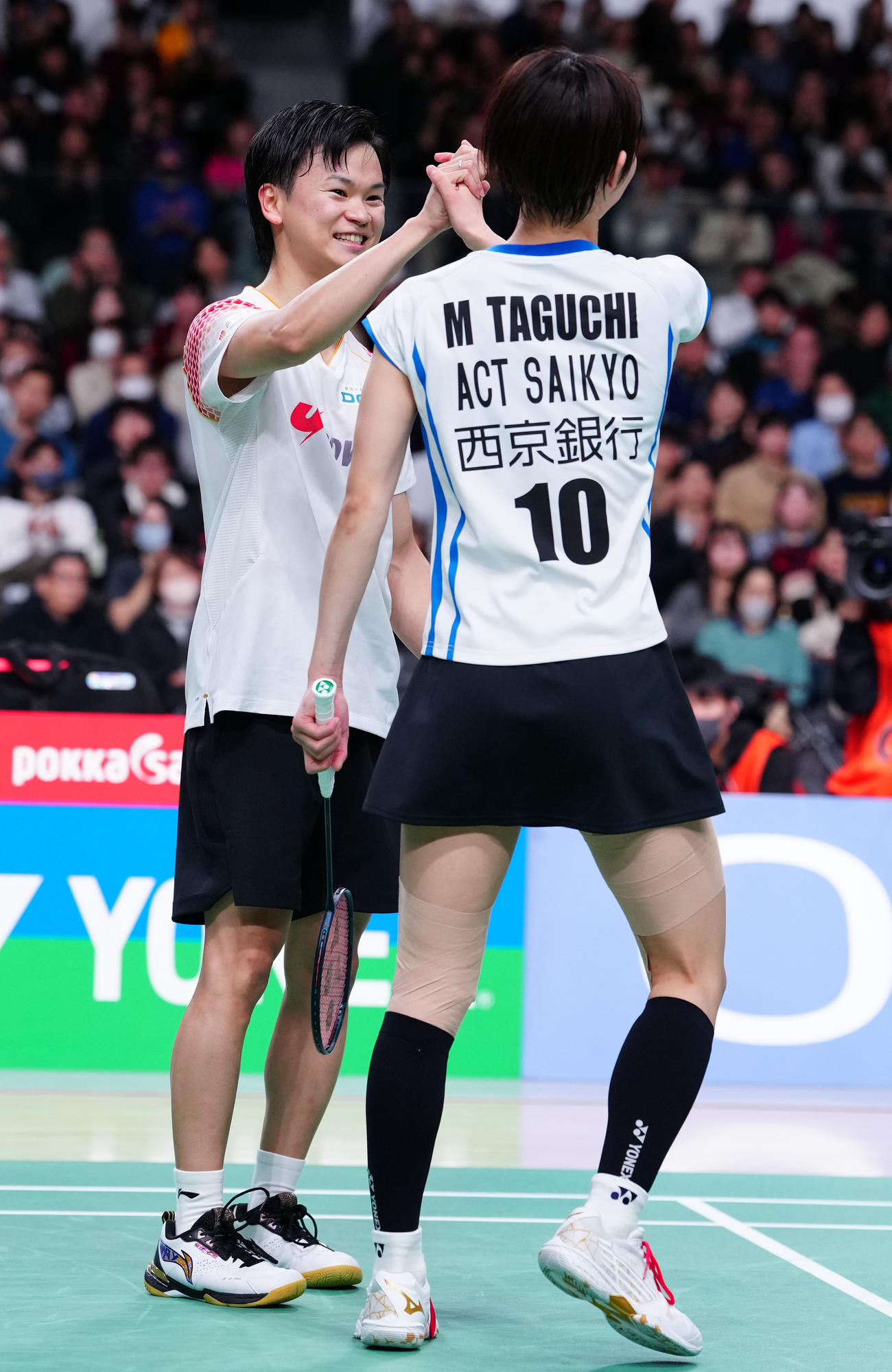 混合ダブルスで優勝し、タッチを交わす渡辺（左）、田口組（撮影・鈴木みどり）