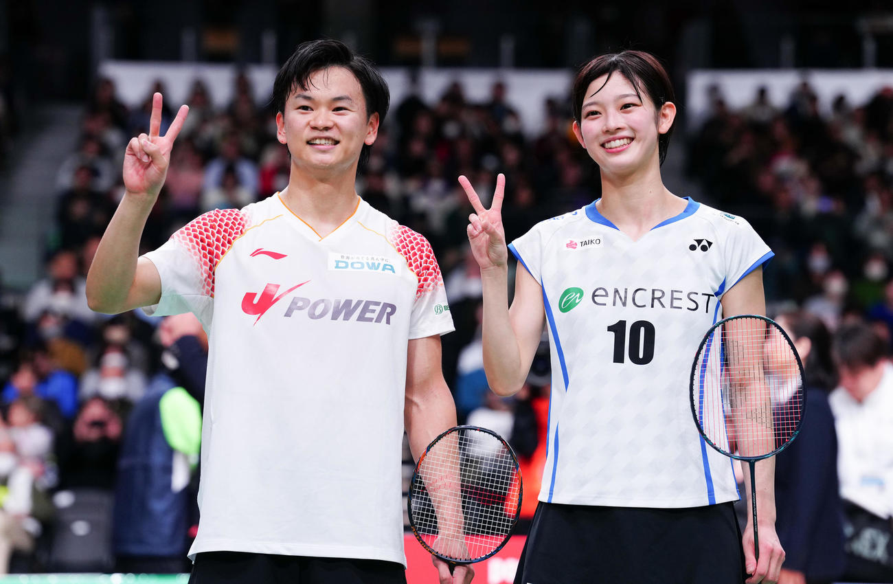 混合ダブルスで優勝し、笑顔の渡辺（左）、田口組（撮影・鈴木みどり）