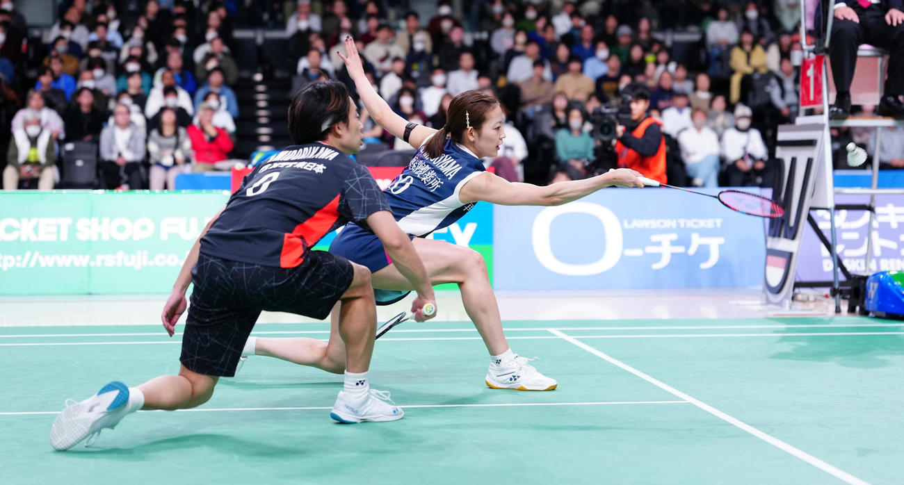 緑川、松山組対渡辺、田口組　打ち返す緑川（手前）、松山組（撮影・鈴木みどり）