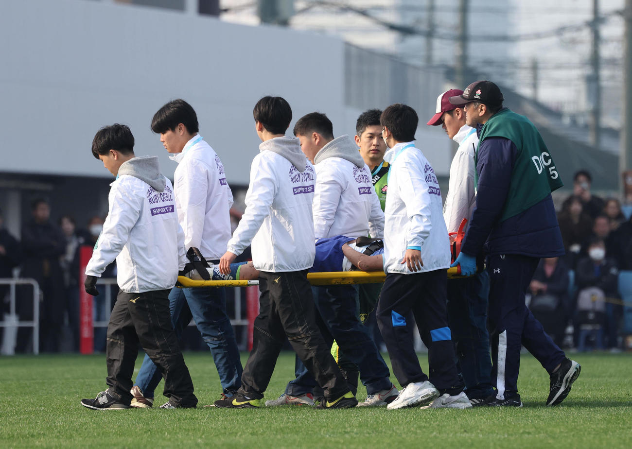 昌平対尾道　後半、担架で運ばれる尾道SH赤迫（撮影・白石智彦）