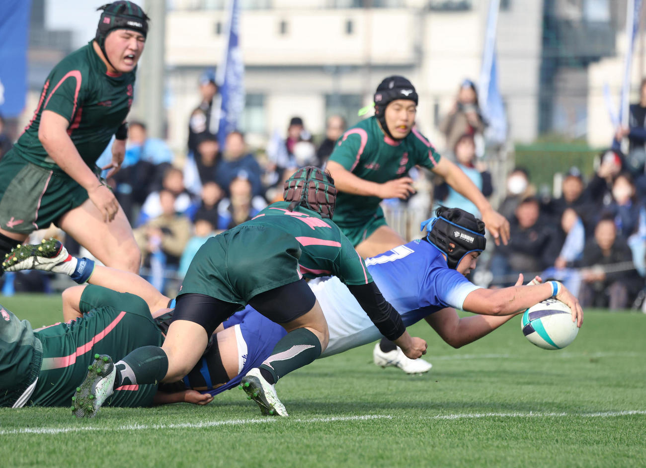 後半、トライを決める尾道フランカー西尾勇（右）（撮影・白石智彦）