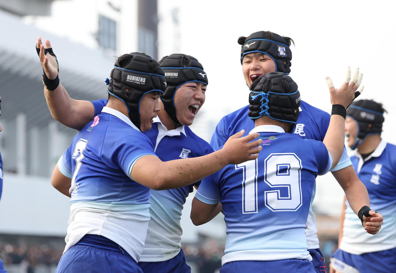 昌平対尾道　後半、トライを決めたフッカー西尾彰（左から2人目）と喜ぶ尾道の選手たち（撮影・白石智彦）（撮影・白石智彦）