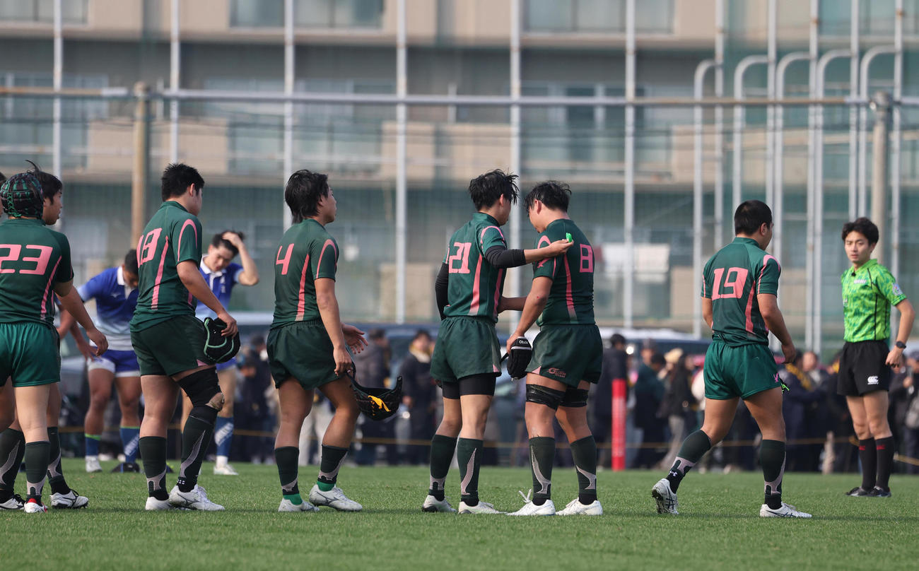 昌平対尾道　尾道に敗れて肩を落とす昌平フィフティーン（撮影・白石智彦）