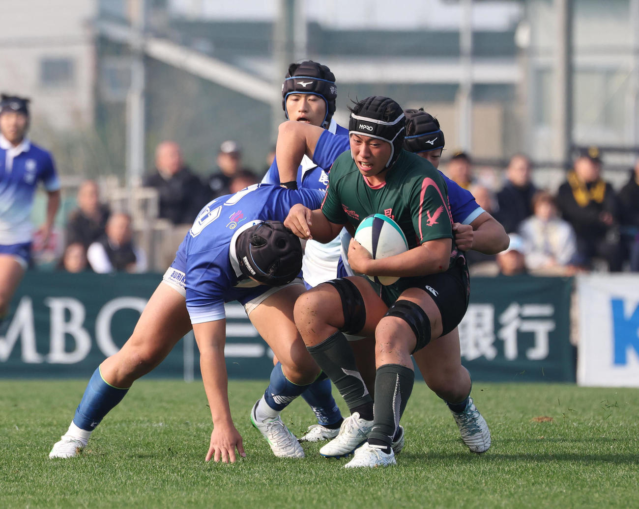 昌平対尾道　後半、尾道のブロックに阻まれる昌平NO8但木（撮影・白石智彦）