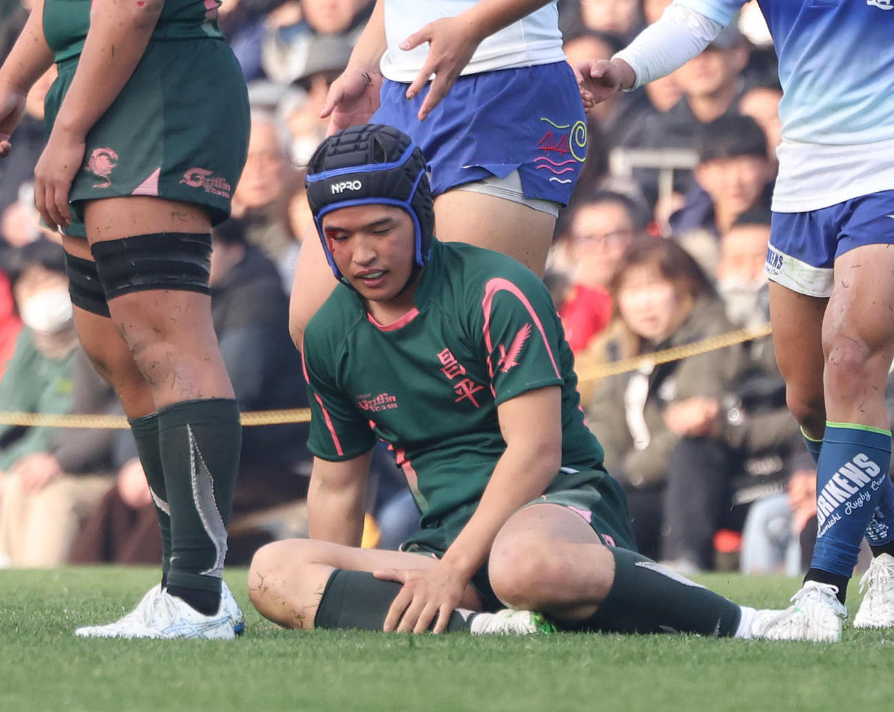 昌平対尾道　後半、尾道SH赤迫とぶつかり流血して座り込む昌平FB宮本（撮影・白石智彦）