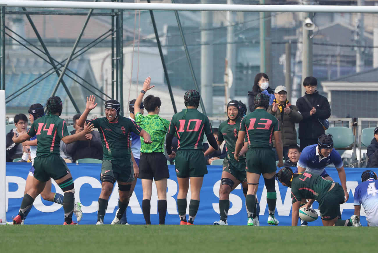 昌平対尾道　後半、ロック斉藤（右）のトライに喜ぶ昌平の選手たち（撮影・白石智彦）