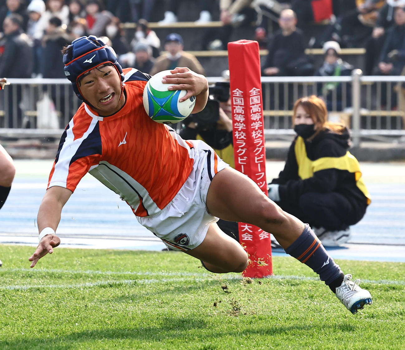 中部大春日丘対大分東明　後半、トライを決める中部大春日丘・秋本（撮影・上田博志）