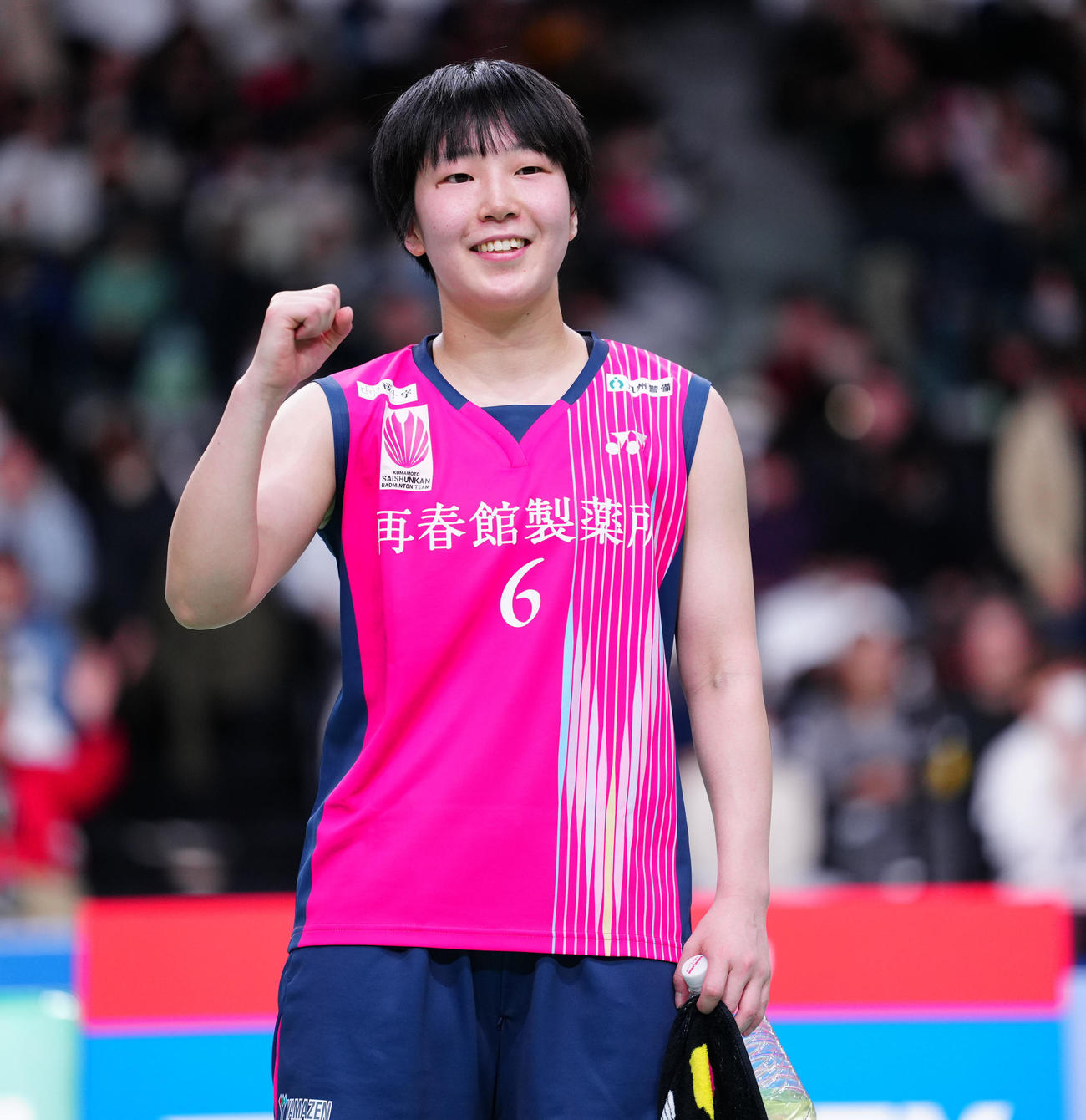 女子シングルスで優勝し、ガッツポーズする山口（撮影・鈴木みどり）