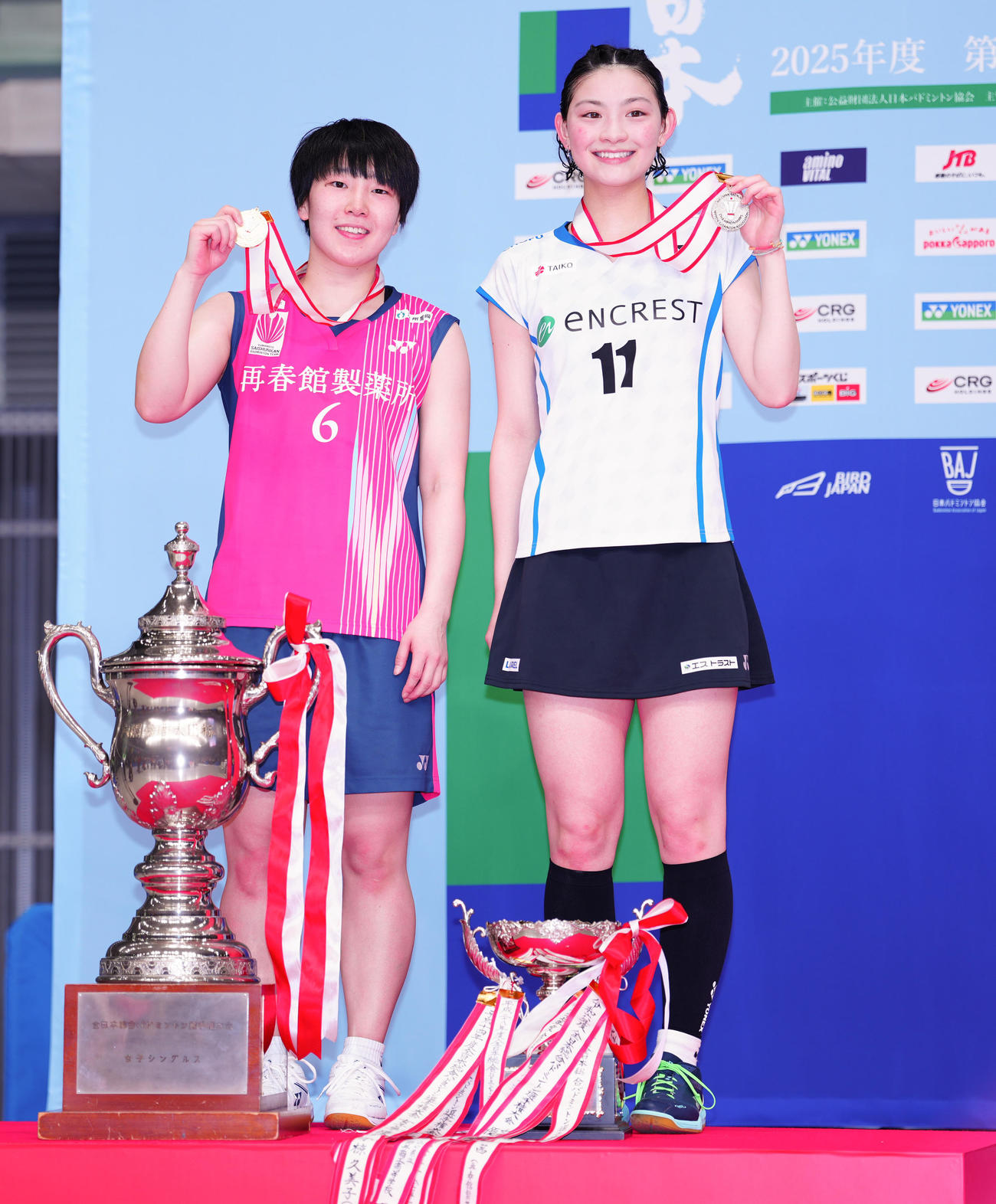 女子シングルスで優勝した山口（左）と準優勝の宮崎は表彰台で笑顔（撮影・鈴木みどり）