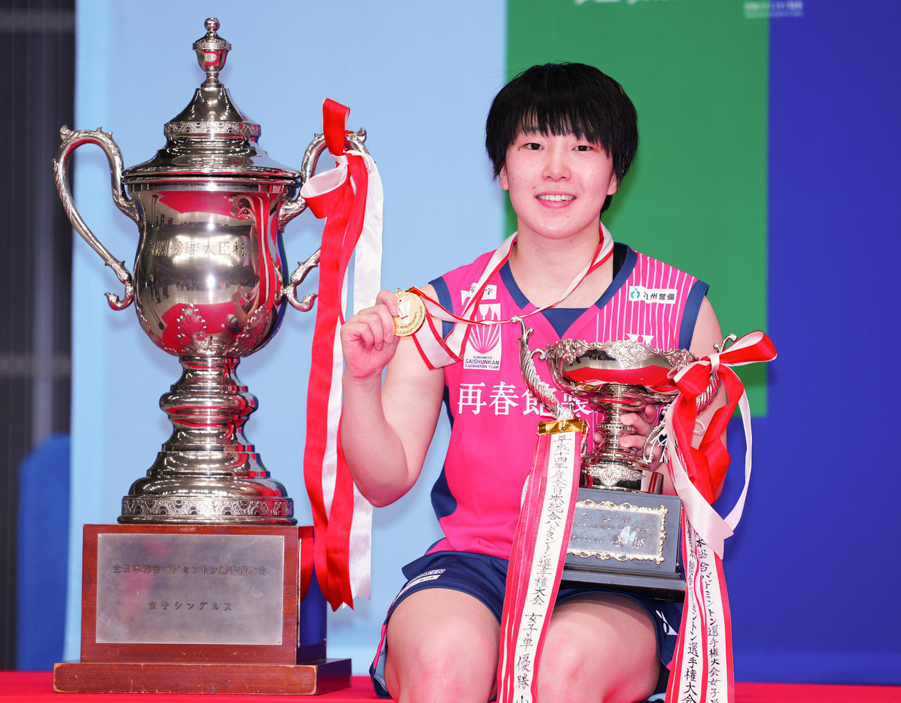 女子シングルスで優勝し、トロフィーを手に笑顔の山口（撮影・鈴木みどり）