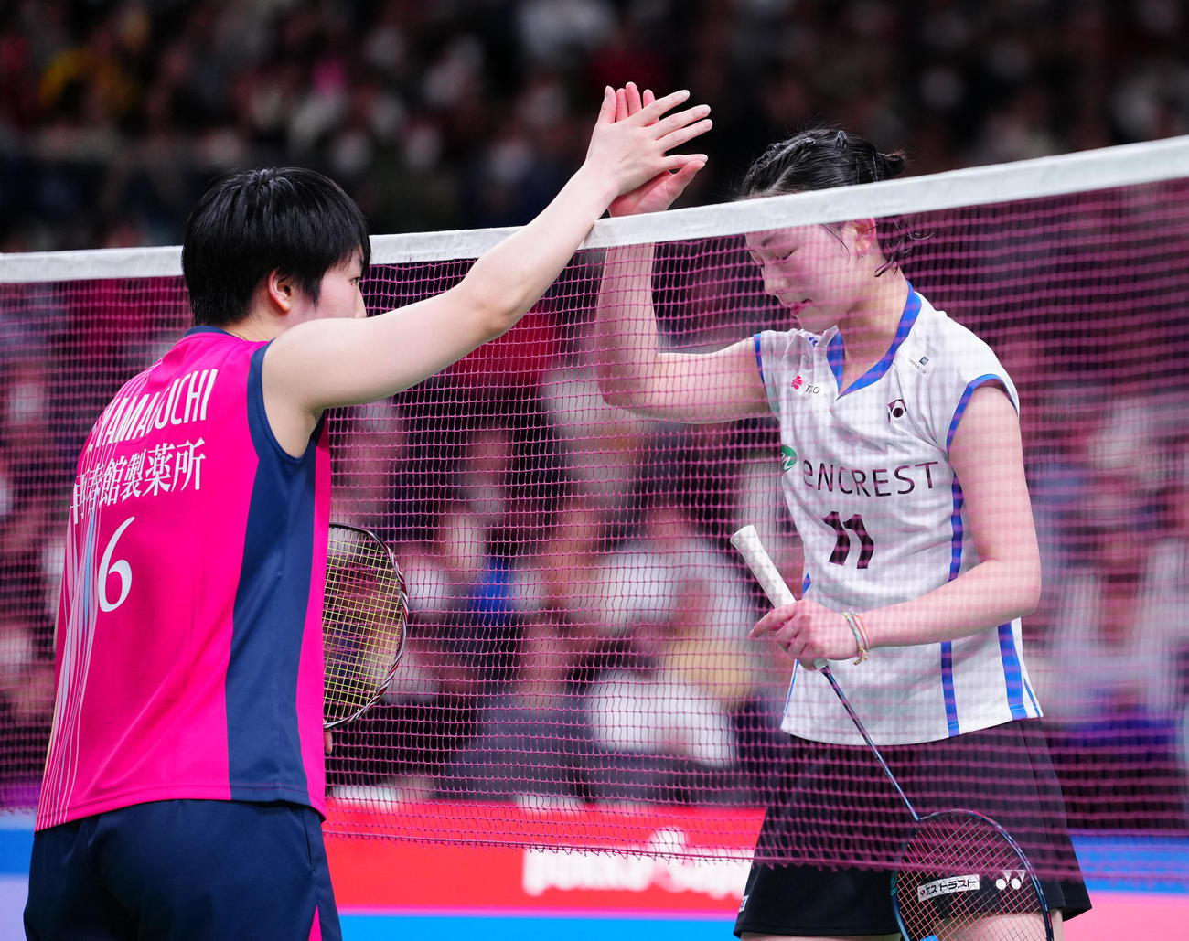女子シングルスで優勝を逃した宮崎（右）は優勝の山口とタッチを交わす（撮影・鈴木みどり）