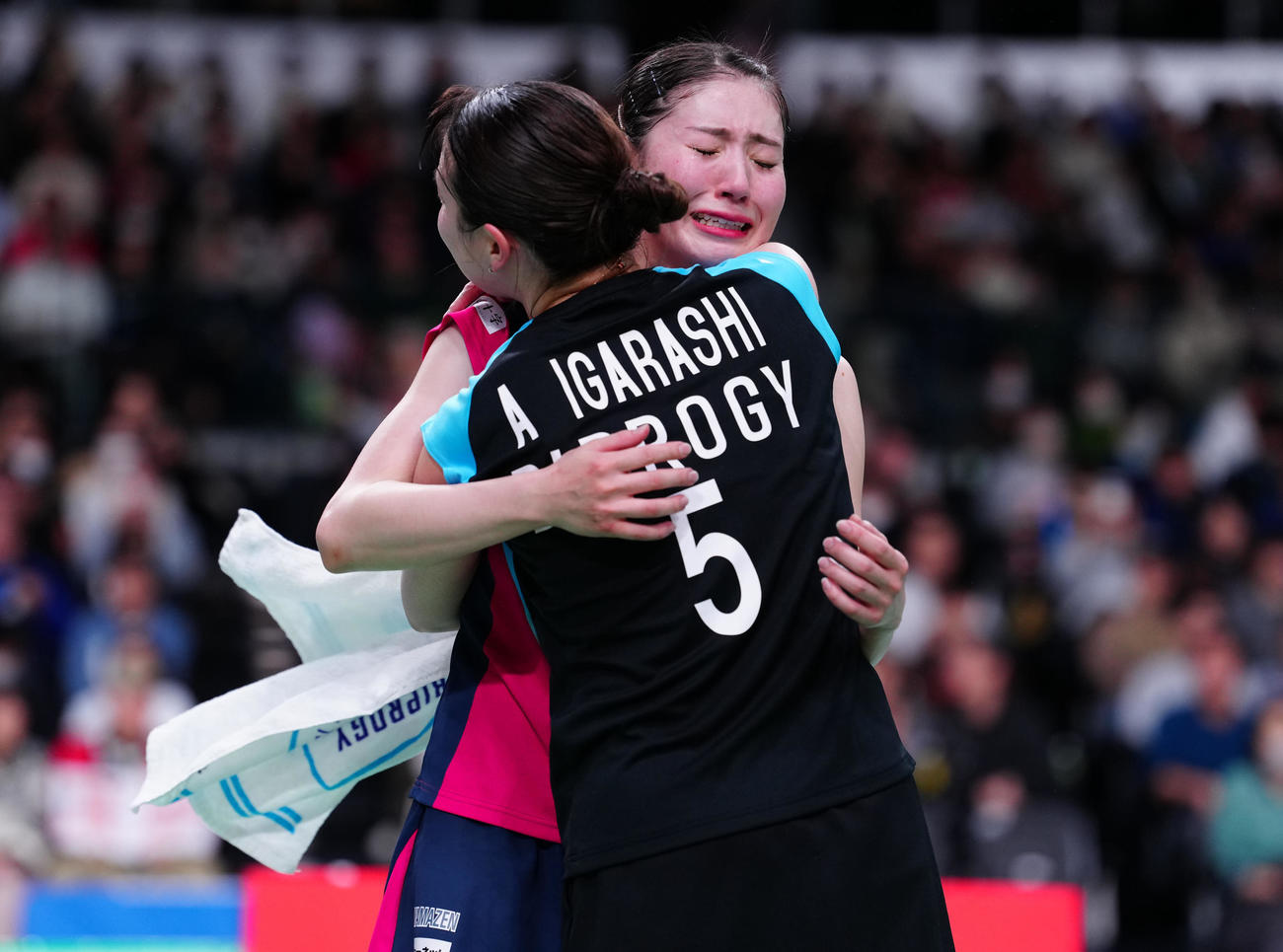 女子ダブルスで優勝し、ハグする志田（右）、五十嵐組（撮影・鈴木みどり）