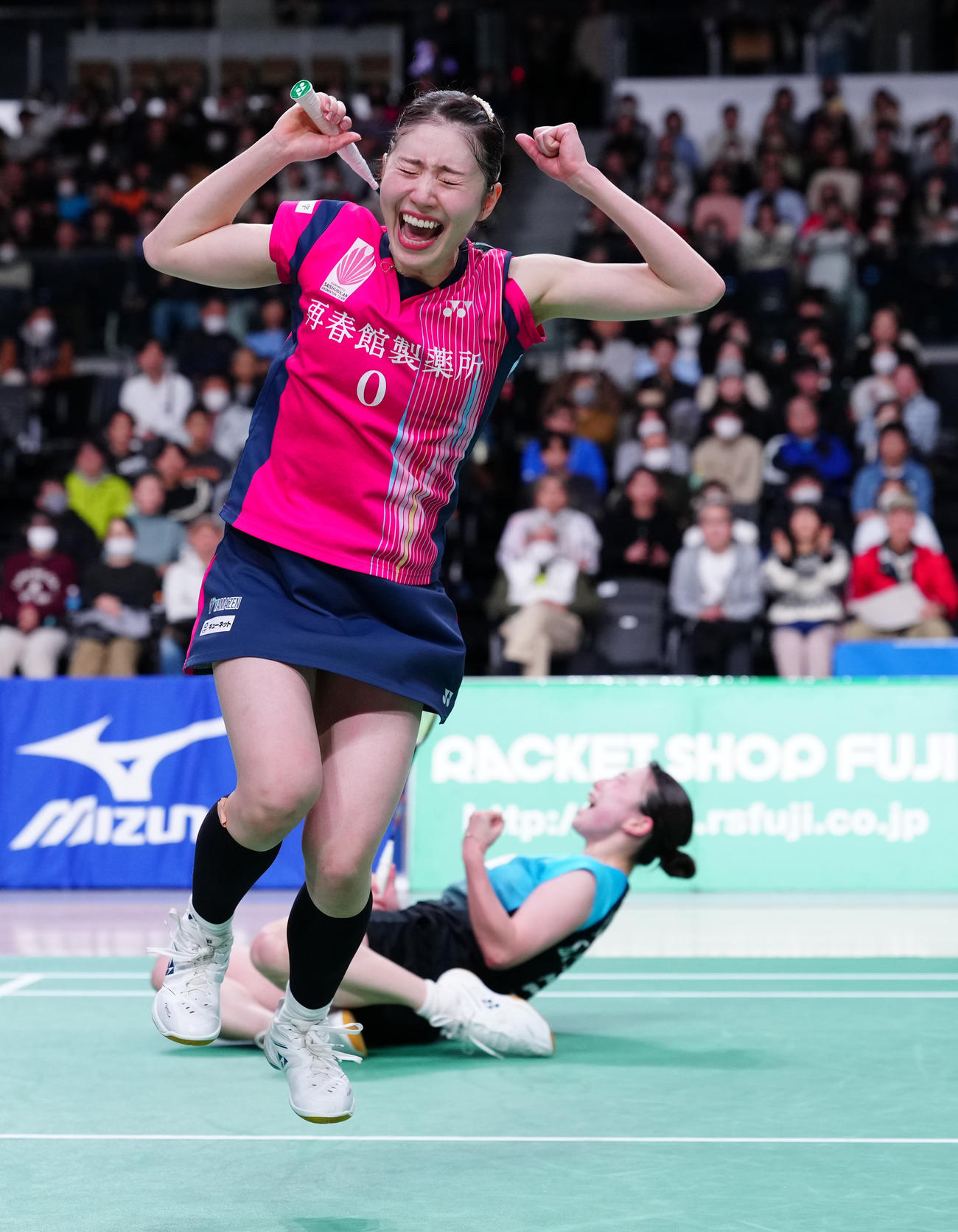 女子ダブルスで優勝し、歓喜する志田（手前）、五十嵐組（撮影・鈴木みどり）