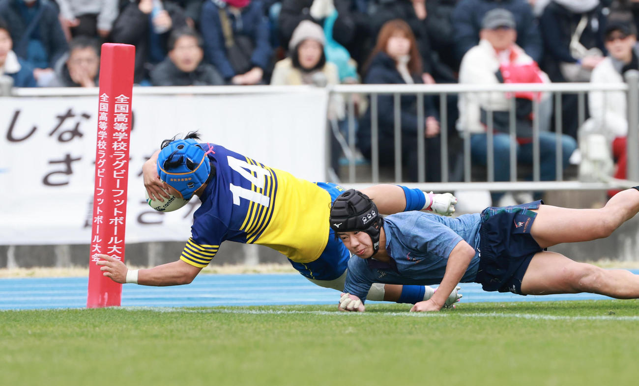 京都成章対倉敷　後半、右隅に飛び込みトライを決める京都成章・篠（撮影・上田博志）