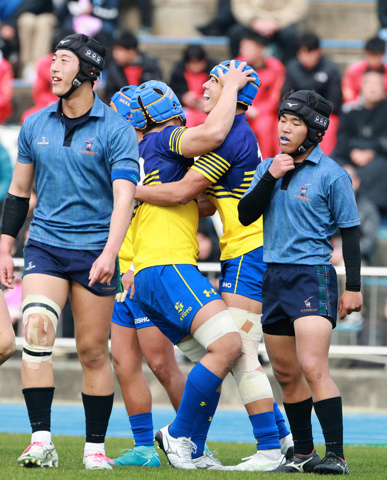 京都成章対倉敷　前半、トライを決めた京都成章・斉藤（中央右）は笑顔を見せる（撮影・上田博志）