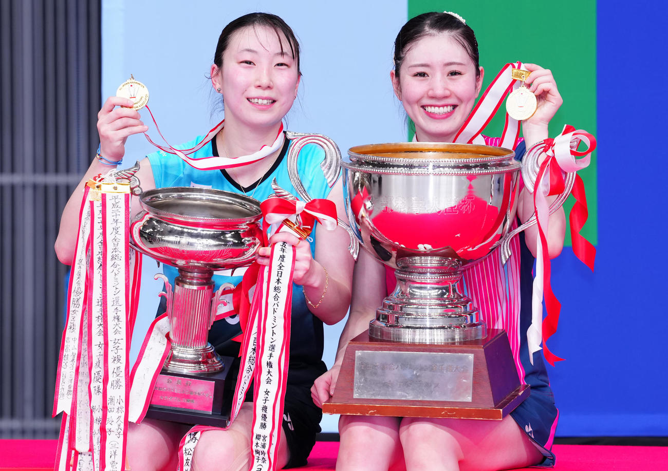 女子ダブルスで優勝し、トロフィーを手に記念撮影に納まる志田（右）、五十嵐組（撮影・鈴木みどり）
