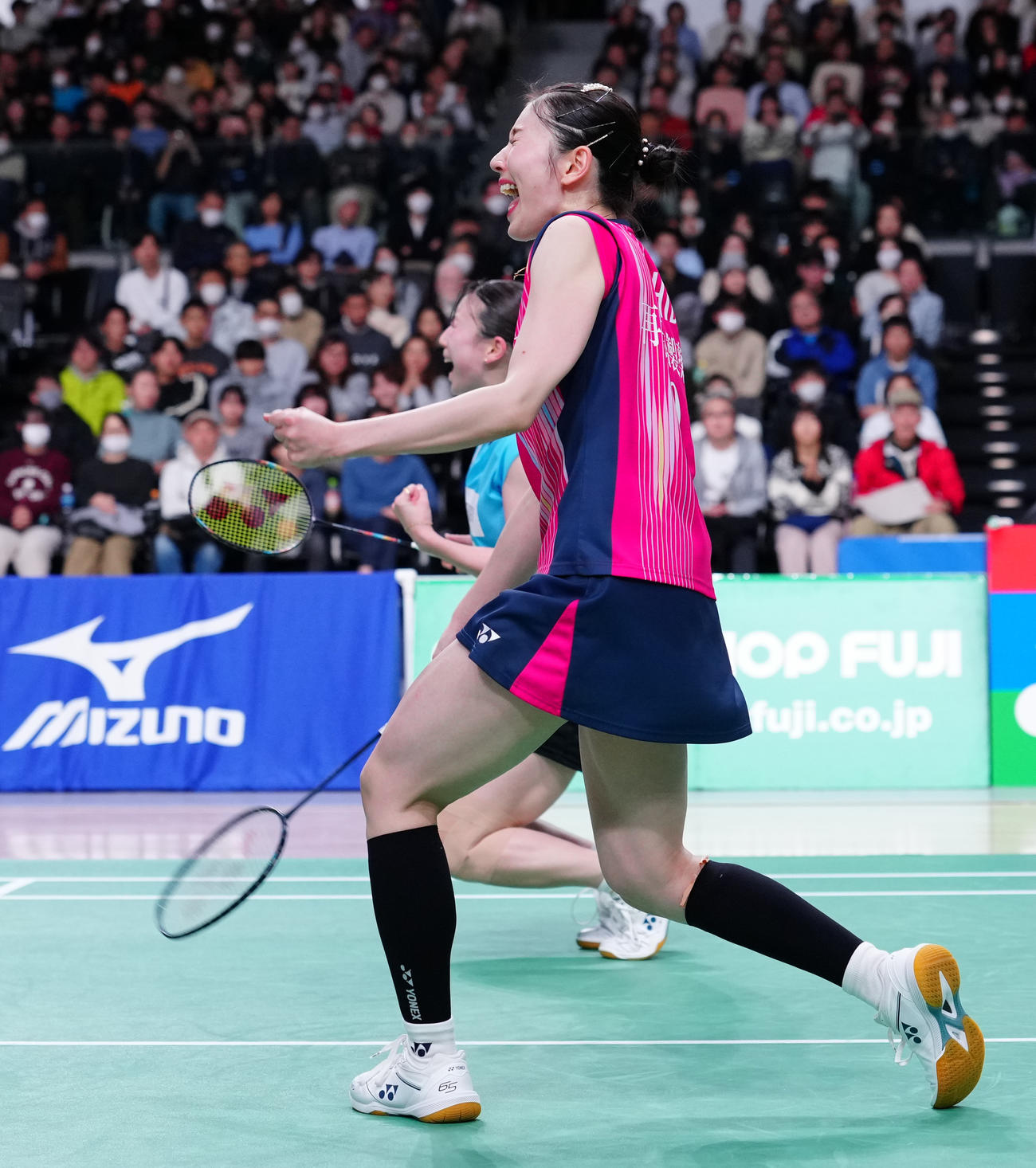 女子ダブルスで優勝し、歓喜する志田（手前）、五十嵐組（撮影・鈴木みどり）