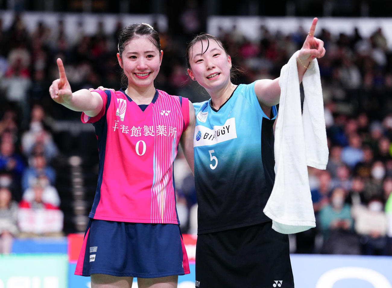 女子ダブルスで優勝し、笑顔で写真に納まる志田（左）、五十嵐組（撮影・鈴木みどり）