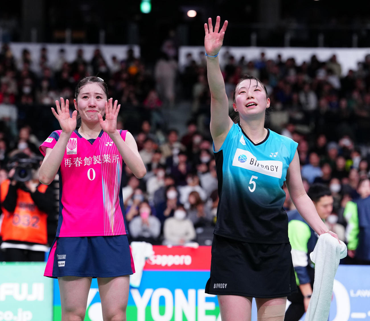 女子ダブルスで優勝し、声援に応える志田（左）、五十嵐組（撮影・鈴木みどり）