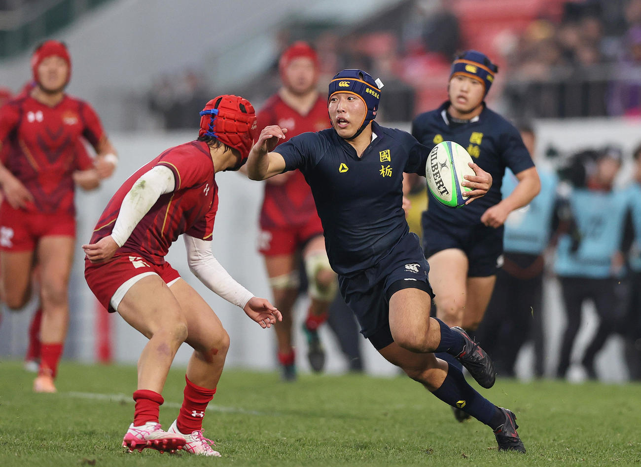 流通経済大柏対国学院栃木　後半、国学院栃木WTB池田（手前）はボールを持って突進する（撮影・上山淳一）