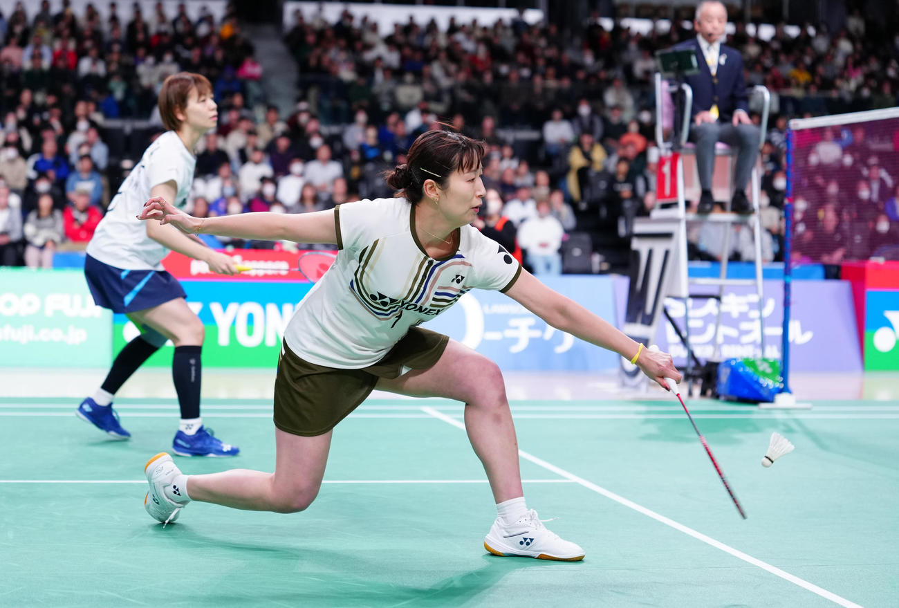 桜本、広田組対志田、五十嵐組　打ち返す桜本（右）、広田組（撮影・鈴木みどり）