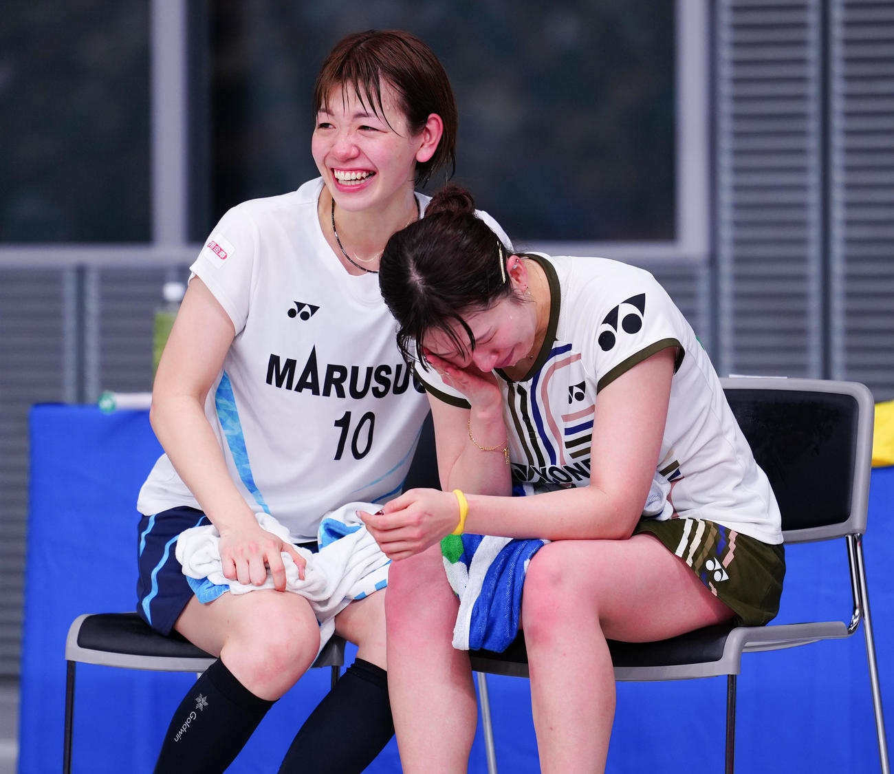 女子ダブルスで優勝を逃し、涙する桜本（右）、広田組（撮影・鈴木みどり）