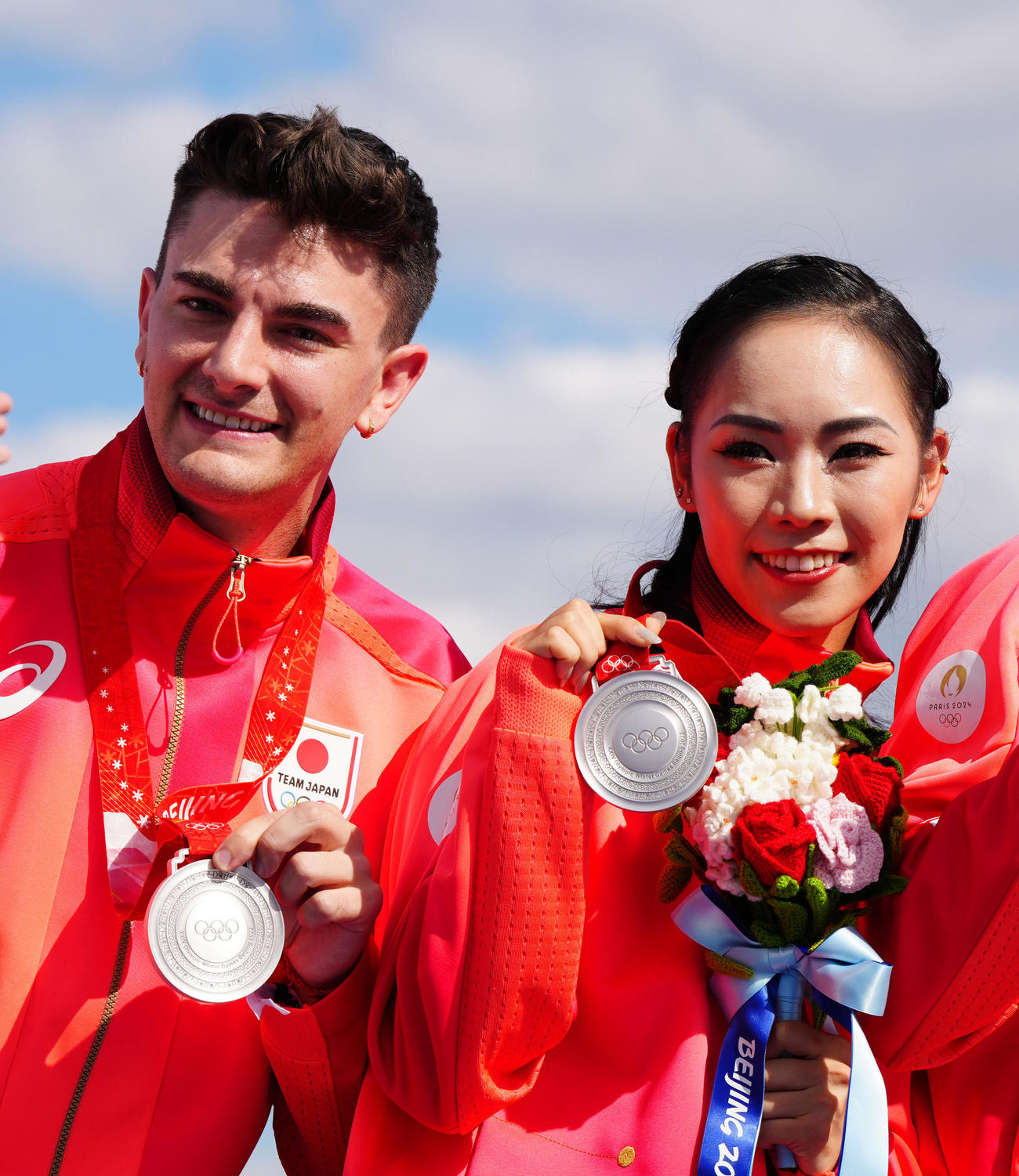 2024年8月7、フランス・パリで北京五輪フィギュアスケート団体のメダル授与式に臨み、銀メダルを手にする小松原尊さん（左）と小松原美里さん