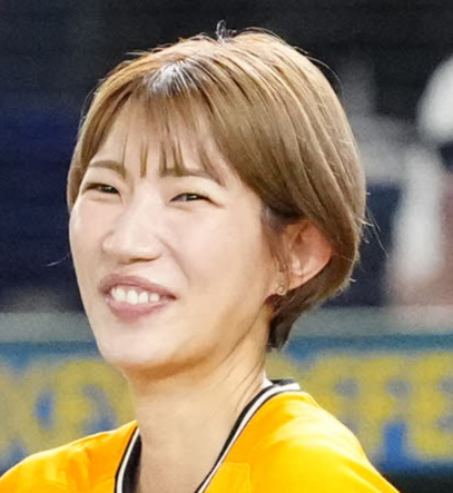 巨人対日本ハム　試合前、ファーストピッチセレモニーに臨む女子バレーボール元日本代表の新鍋理沙さん（左）と石井優希さん（撮影・江口和貴）