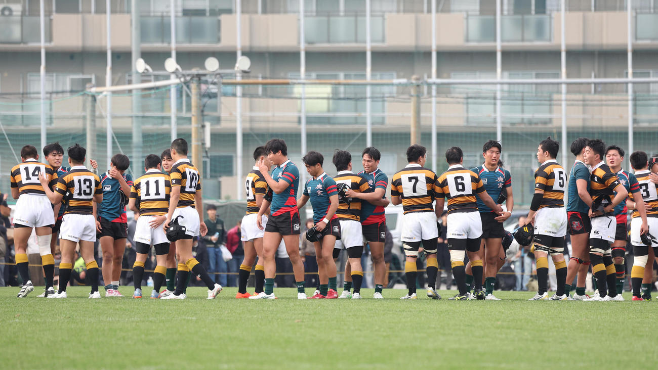 慶応志木対鹿児島実　ノーサイドとなり勝利した慶応志木の選手たちと抱き合う鹿児島実の選手たち（2025年12月撮影）