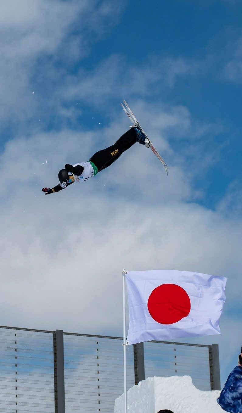 日の丸をバックに技を決める五十嵐瑠奈（兄提供）