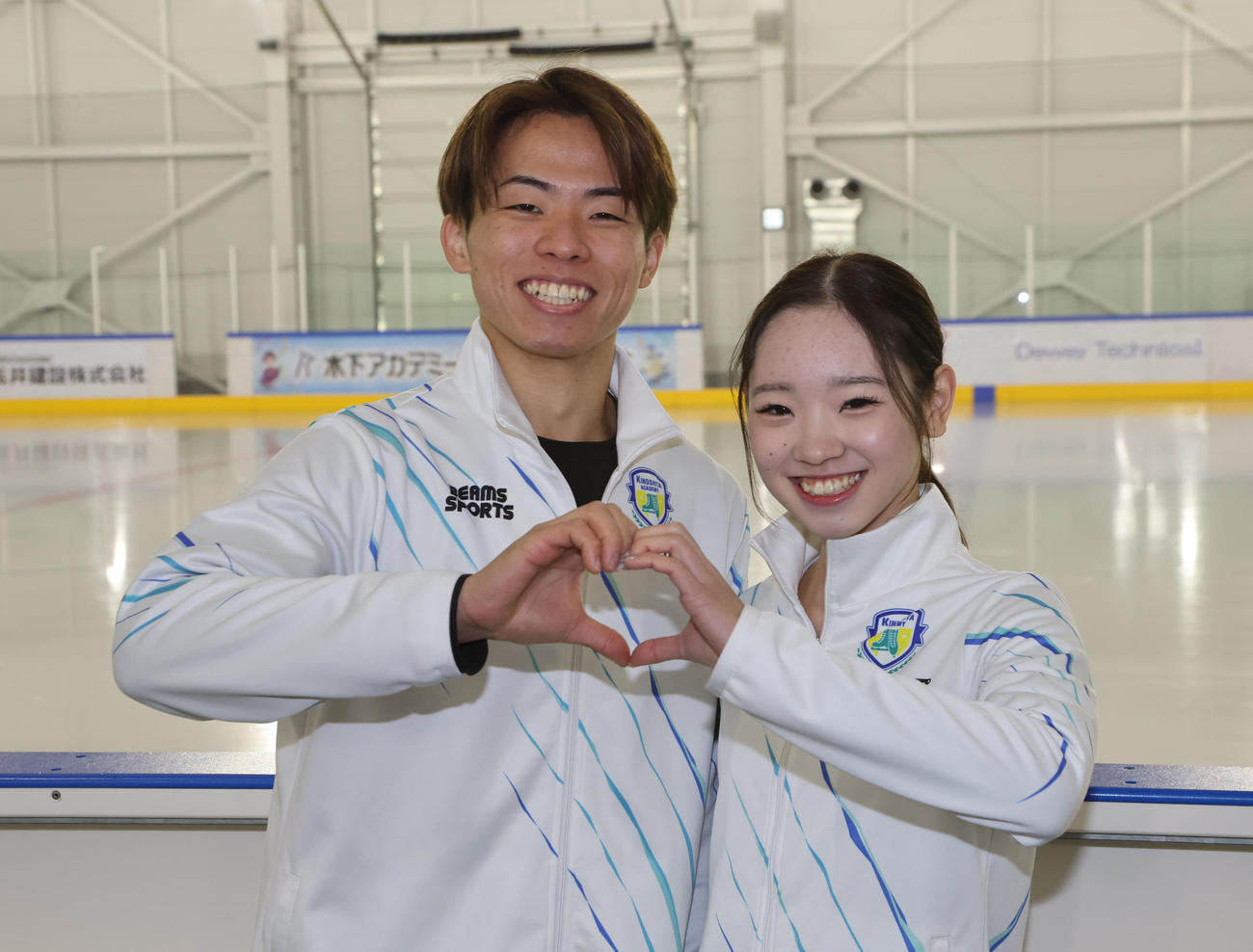 フィギュアスケートのペアで五輪に出場する長岡（右）、森口ペアはハートマークを作る（撮影・西尾就之）